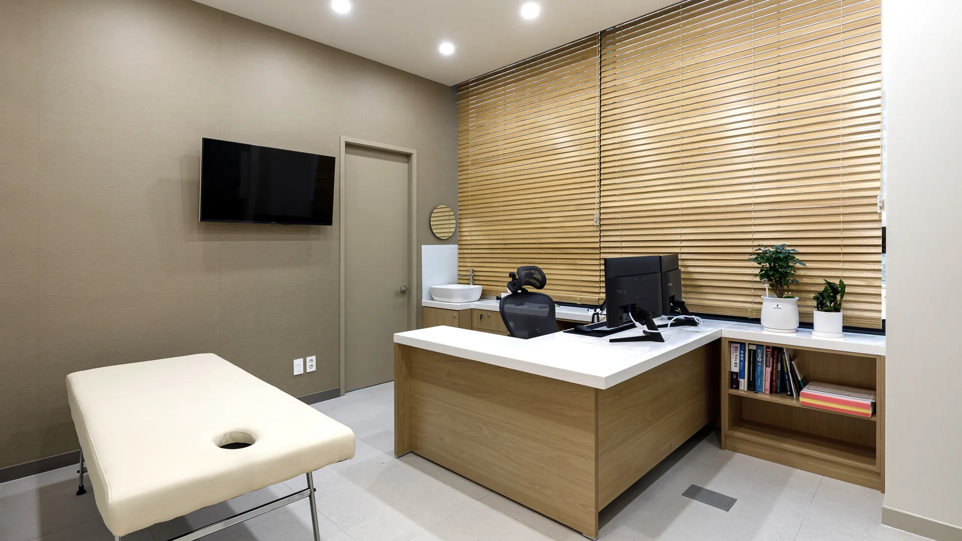 Кабинет консультации врача-невролога в Seoulhoho Hospital