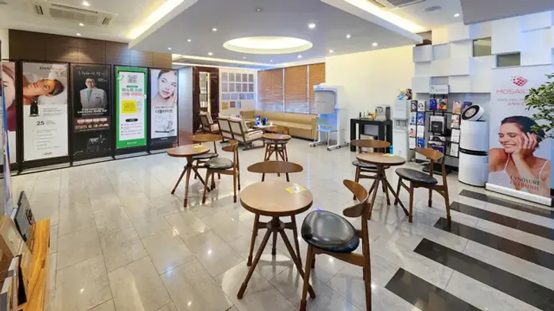 TAE Plastic Surgery Clinic-ийн хүлээн авах болон хүлээлгийн хэсэг.