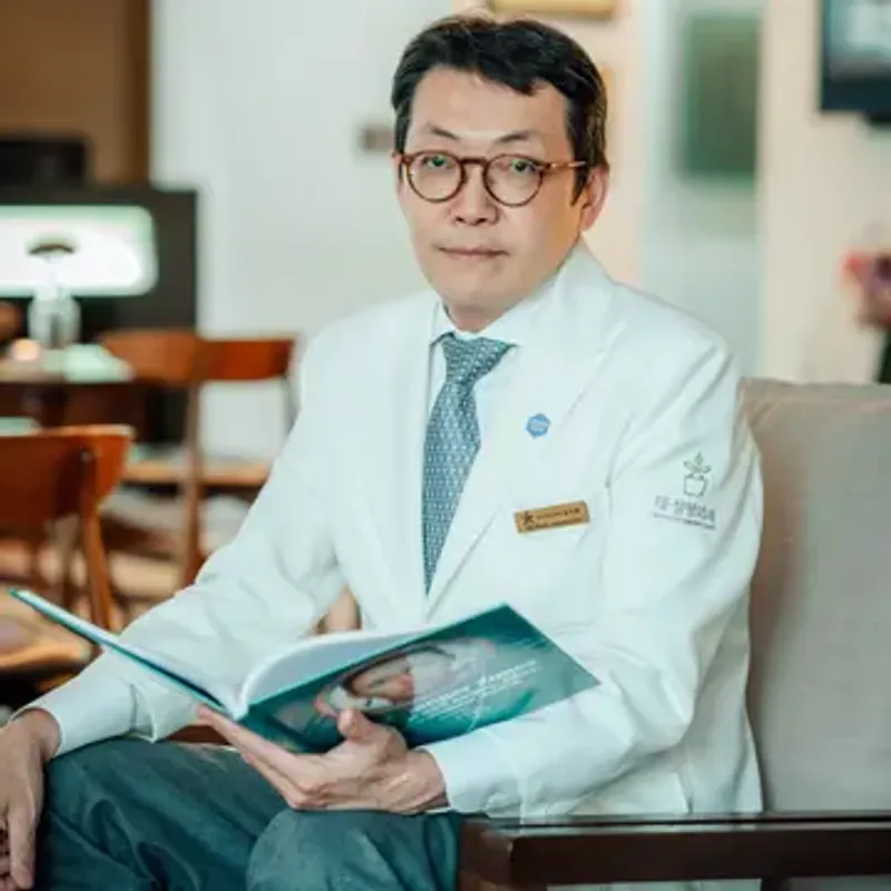 TAE Plastic Surgery Clinic-ийн ерөнхий захирал, Dr. Kim Ki-tae.